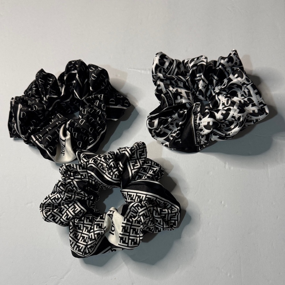 1x Black and White Logo Scrunchies Set